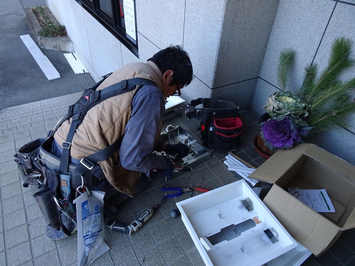 屋外で機器の取り付けを準備するスタッフ