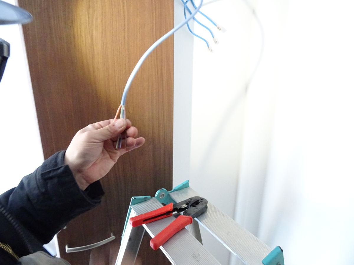 電線の被覆を処理する手元