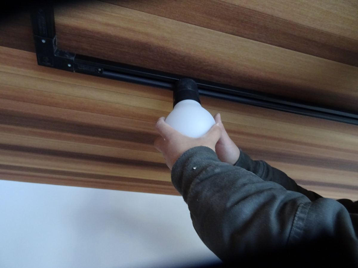 照明の電球を取り付ける手元