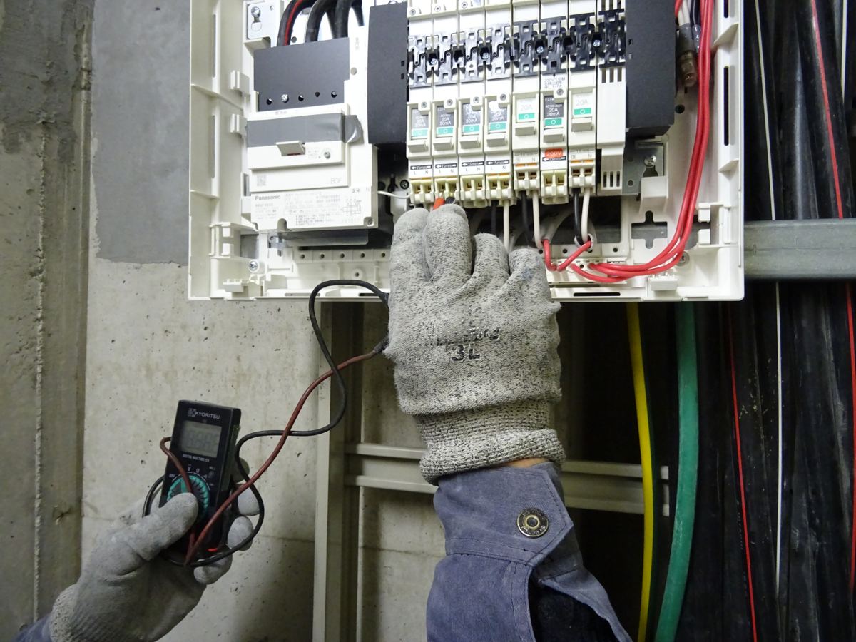 分電盤で電圧を測定する手元