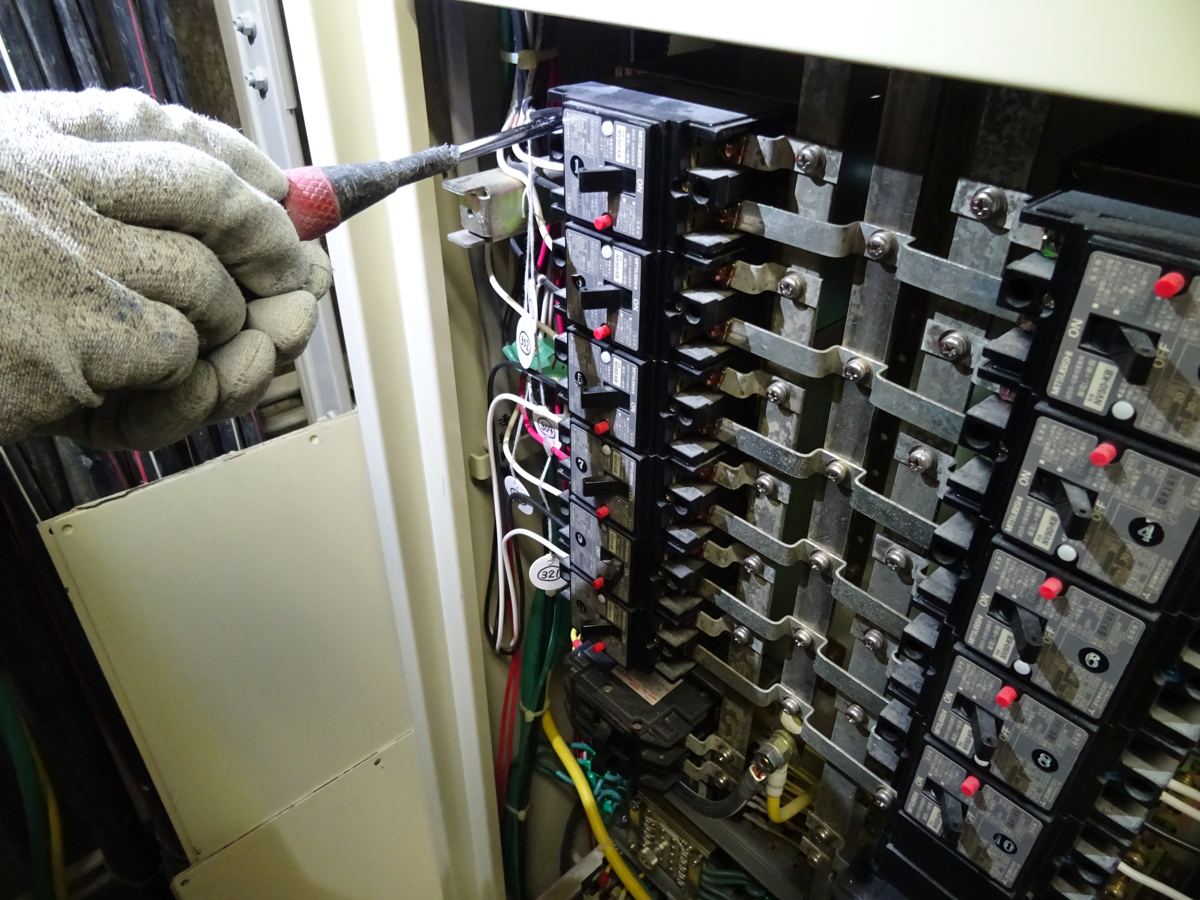 分電盤の端子を締め付ける手元